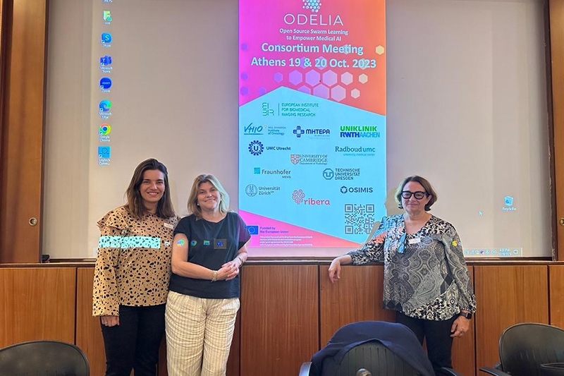 Beatriz Benito and Mercedes Gozalbo, from the Ribera Salud Foundation, and Dr. Julia Camps, corporate head of the Breast Area