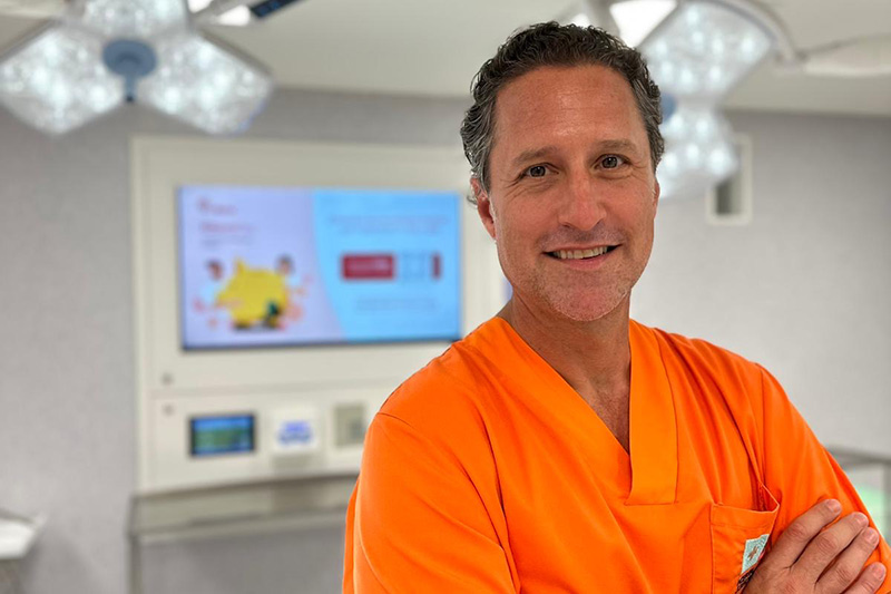 El doctor Juan Pablo Alarcón en el quirófano del hospital Ribera Juan Cardona