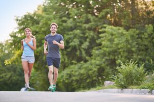 pareja entrenando por el parque