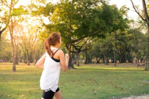 mujer haciendo deporte en primavera