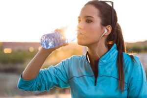 Mujer bebiendo agua