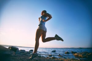 Mujer entrenando en la playa