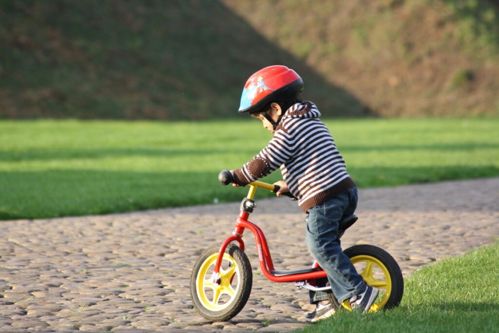 niño con bicicleta