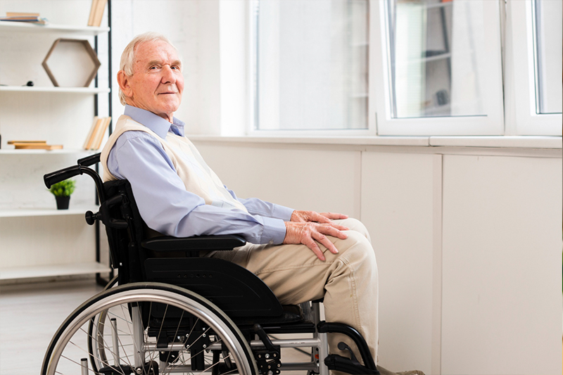 Hombre en silla de ruedas tras operación de cadera
