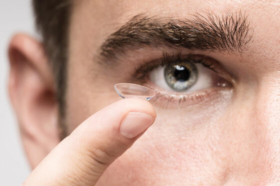 Bañarse con lentillas: problemas en los ojos y consejos