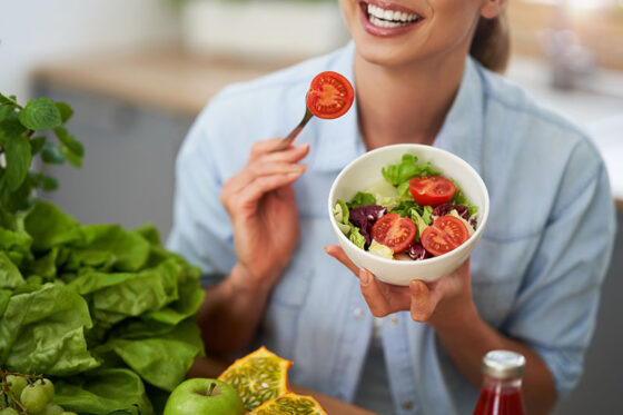 Prevenir el cáncer de colon: consume alimentos saludables y evita el alcohol