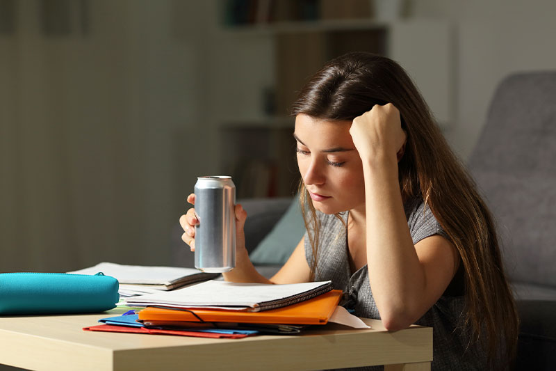 Bebidas energéticas y exámenes un riesgo silencioso para la salud