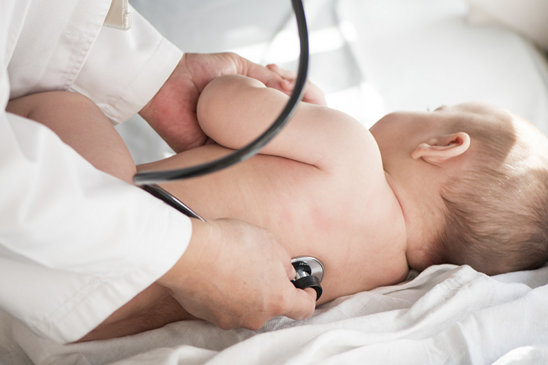 Cardiólogo escuchando los latidos de un bebé en el servicio de Cardiología Pediátrica