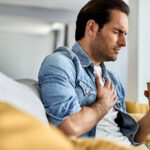 hombre con dolor en el pecho, infarto