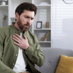 • Síntomas comunes de la pericarditis como el dolor torácico