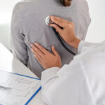 Cardiólogo realizando una prueba de esfuerzo a un paciente con angina de pecho