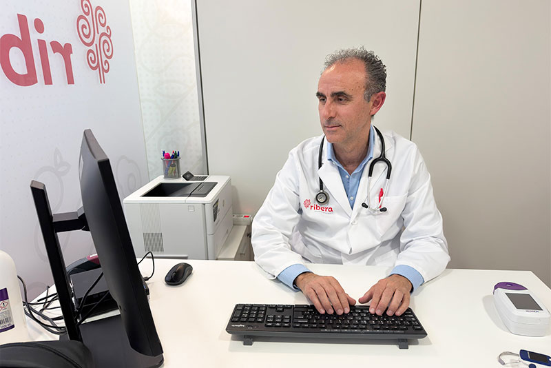 Roberto en la consulta del servicio de neumología en Ribera Cardiosalus