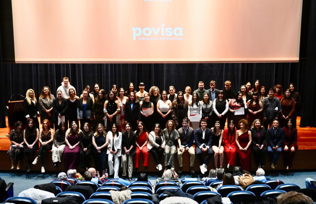 De izquierda a derecha: Ana Mª Carballo González, Supervisora de Área de Calidade de Coidados, Investigación, Formación Continuada, Docencia, HADO e Medicina Preventiva Área Sanitaria de Vigo; Gustavo Lorenzo Prozzo, Inspector jefe de la Consellería de Ed-cación, Ciencia y Universidades y FP en Pontevedra; Francisco Susavila Director de Gestión de Personas del hospital Ribera Povisa; el alcalde de Vigo, don Abel Caballero; la doctora Ángela Guerra, directora gerente del hospital Ribera Povisa; y Manuel Torres, director del Centro de Estudios Ribera Povisa.