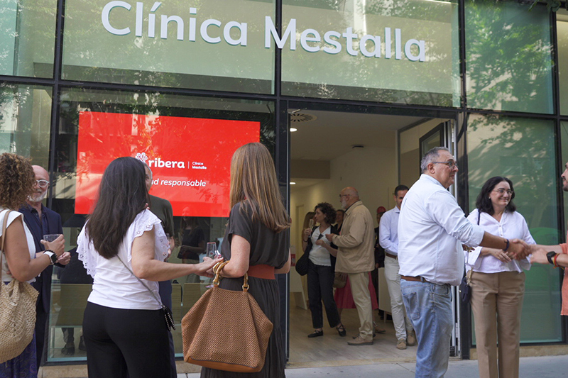 Exterior de la clinica Ribera Mestalla en la jornada de puertas abiertas