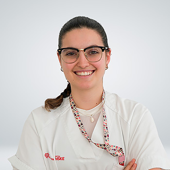 Carolina Gil, Auxiliar administrativa
