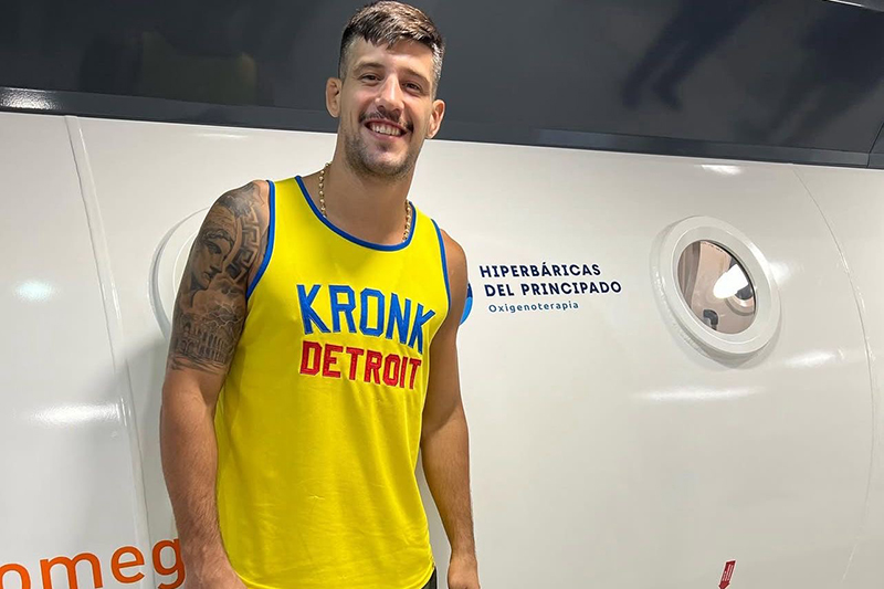 Joel “El Fenómeno” Álvarez, top 15 de la UFC, utiliza la cámara hiperbárica como parte del tratamiento de recuperación de lesiones