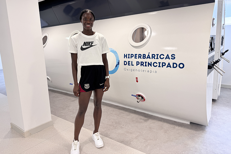 Paulette Natacha, atleta, utiliza la cámara hiperbárica como parte del tratamiento de recuperación de lesiones