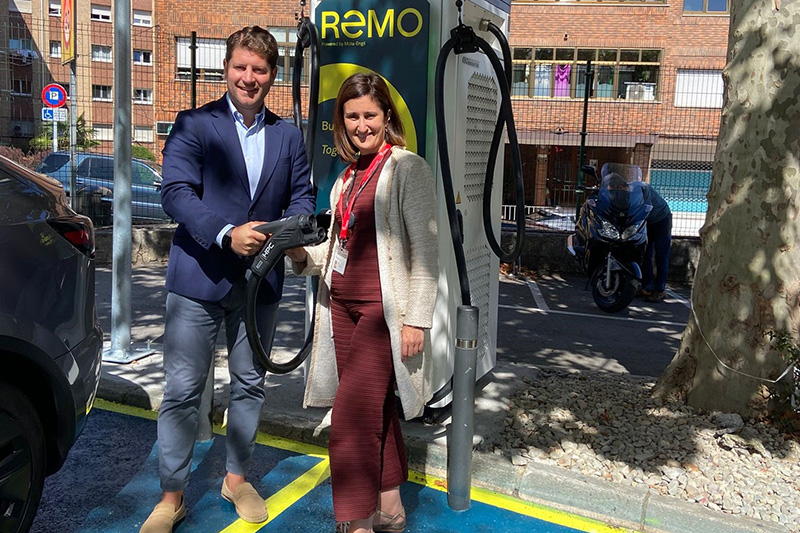 El hospital Ribera Covadonga instala dos puntos de recarga rápida de Remo para coches eléctricos en su párking