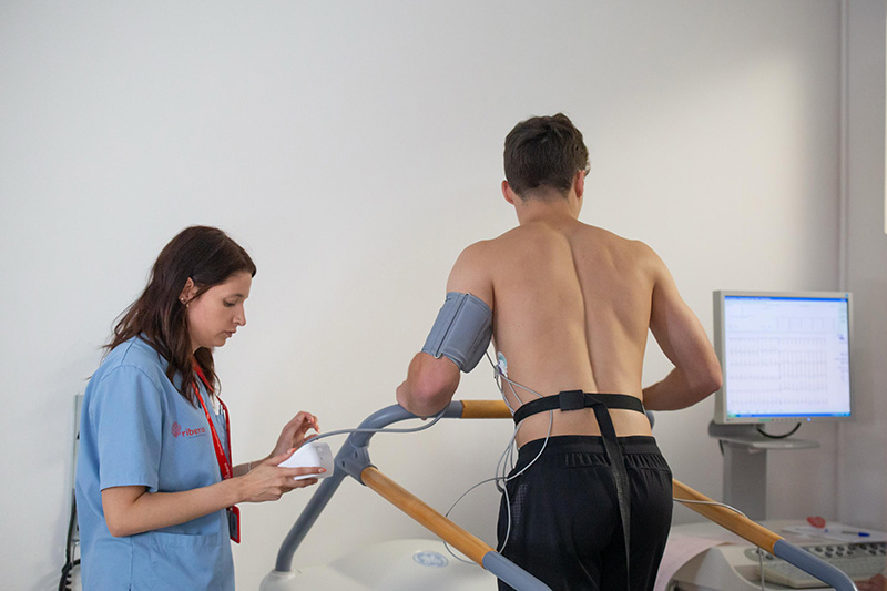 Jugadores del CD Lugo realizando distintas pruebas médicas en el hospital Ribera Polusa.