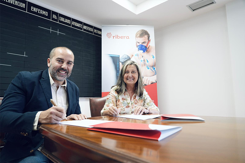 Angela Guerra directora gerente de Ribera Povisa y Oscar-Fernandez director general y deportivo del club Balonman Cangas