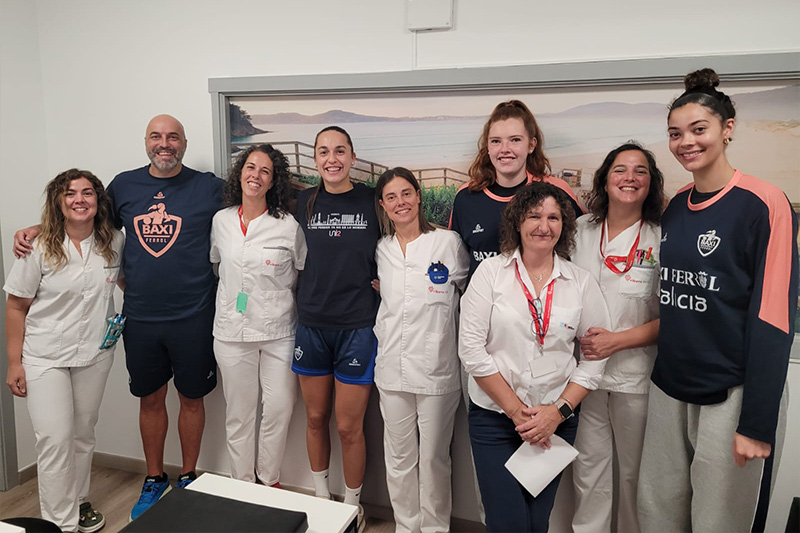 Jugadoras del Baxi con el equipo del hospital