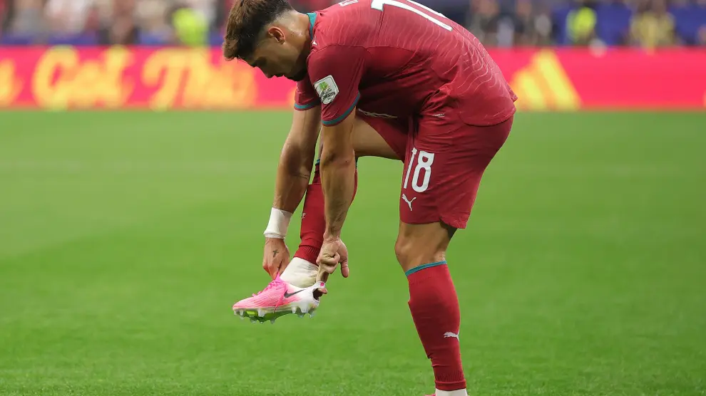 Pedro Neto colocándose la bota