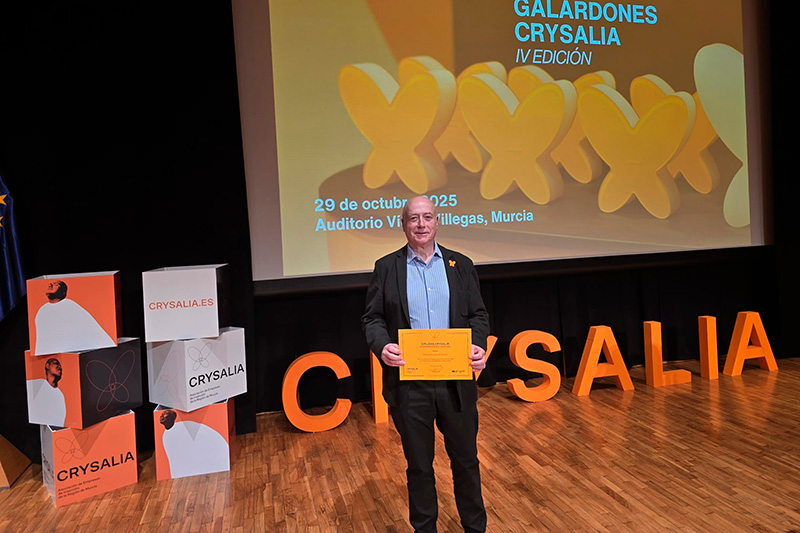 Pedro Hernández, gerente de Ribera Hospital de Molina, con el premio Crysalia