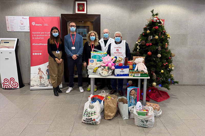 El Hospital Ribera de Molina organizó una recogida solidaria de juguetes y alimentos, en colaboración con Cáritas