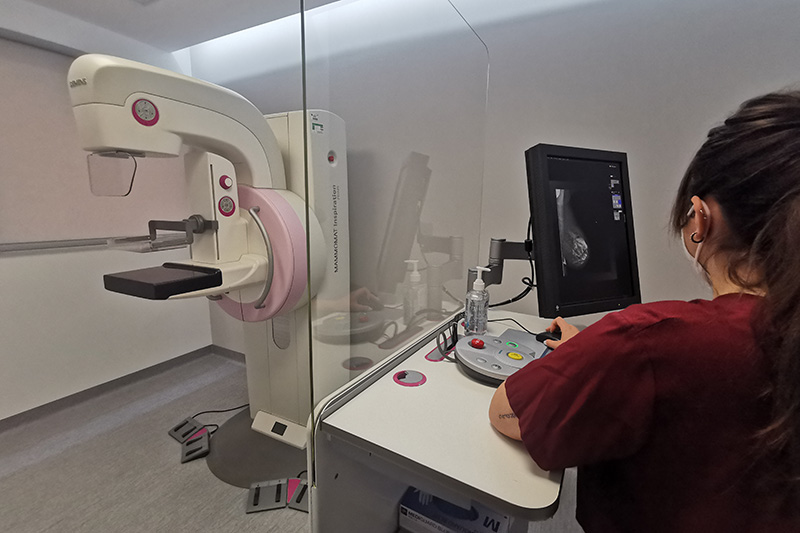 técnico de rayos con el nuevo mamógrafo