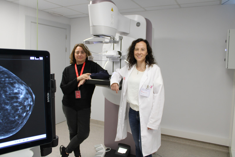 Las doctoras Julia Camps (izquierda) y Lucía Graña (derecha), junto al nuevo mamógrafo de Ribera Polusa.