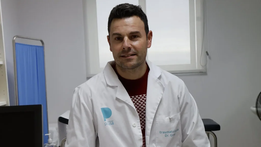 El doctor Grau señala que existe un debate sobre la conveniencia de operar la rotura del tendón supraespinoso
