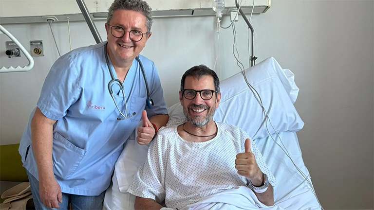 Diego Vallejo con el doctor Roberto Díaz Luaces en el hospital Ribera Polusa. EP