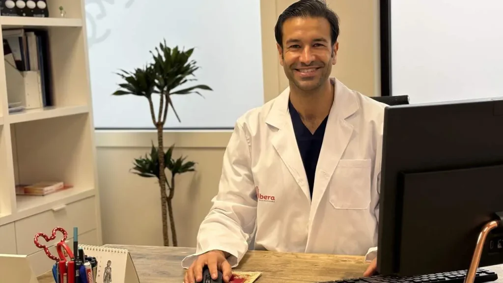 El doctor Reimunde compagina la labor asistencial con la docente, que imparte en la Universidade da Coruña y en la Universidade de Santiago