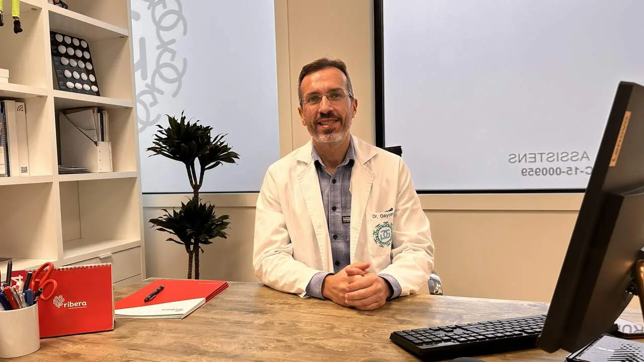 El doctor Óscar Gayoso, que actualmente trabaja en Ribera Polusa, fue pionero en una novedosa técnica de colocación de prótesis de cadera
