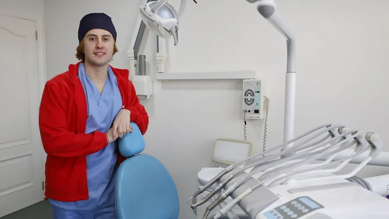 Manuel Fernández Maceda, odontólogo de la clínica Ribera Polusa en Viveiro