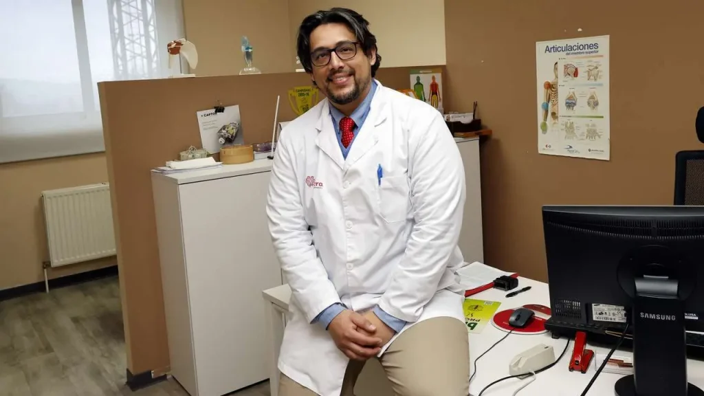 El doctor Germán Vizcarra es el responsable de la unidad de lesionados en traumatología del hospital Ribera Polusa