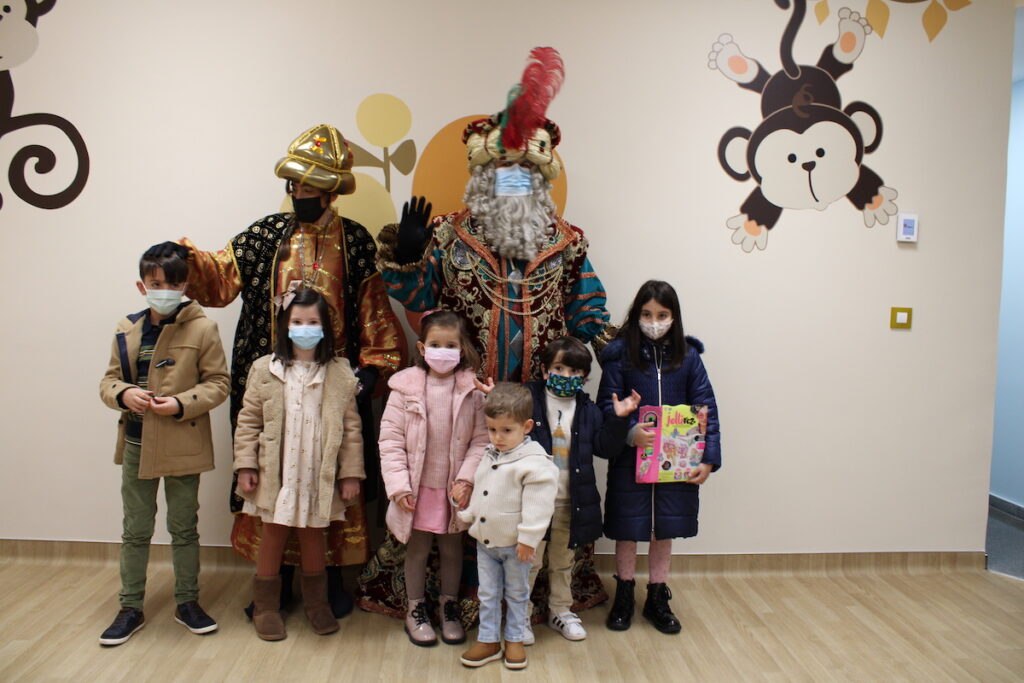El Rey Melchor y el Paje Real visitan la zona de Pediatría de Ribera Povisa