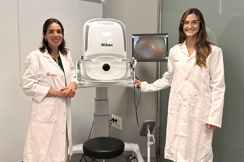 El nuevo retinógrafo Optos con angiografía del hospital Ribera Povisa y las doctoras Sara García y Carmen Rodríguez