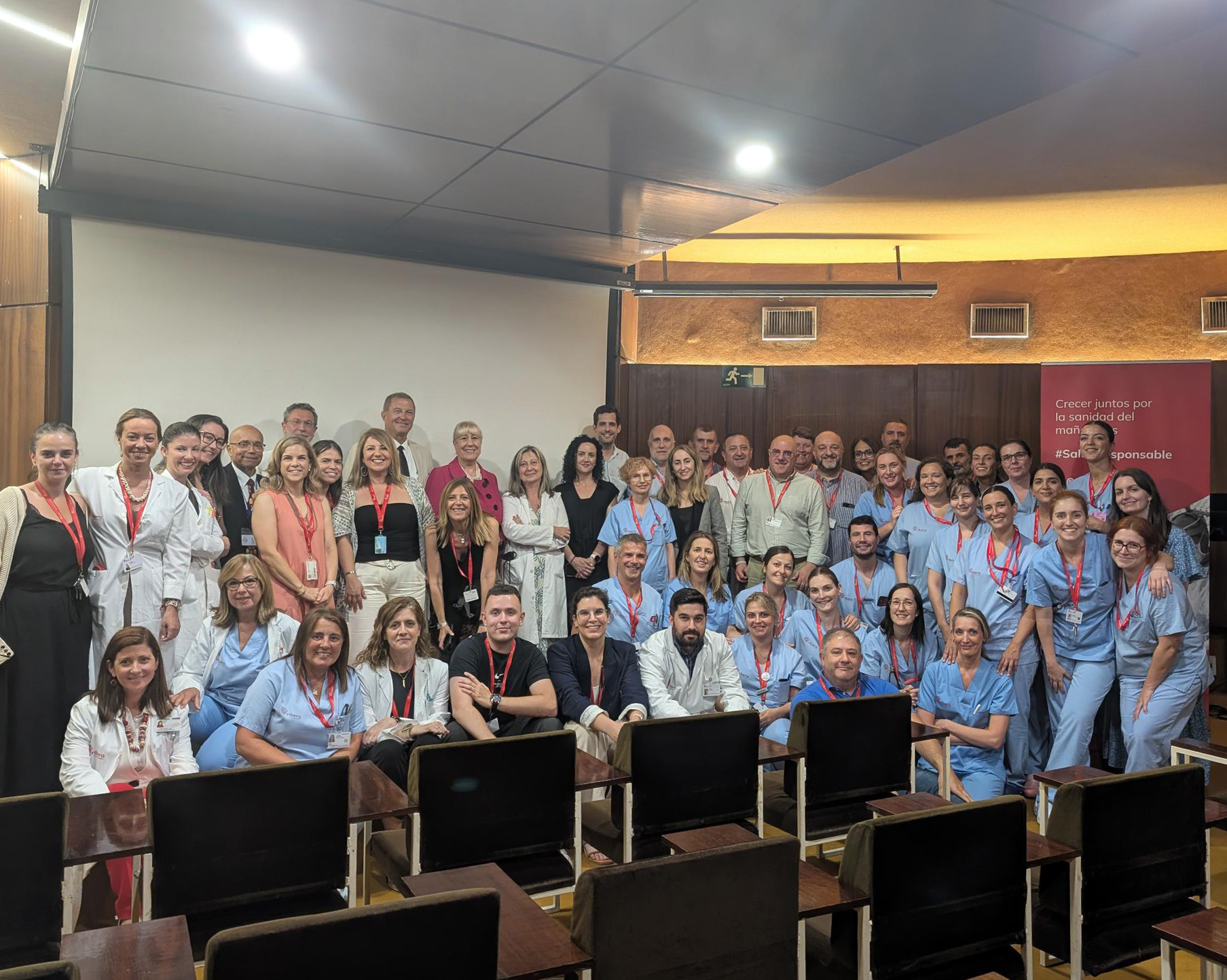 Los auditores de Joint Commission International con un grupo representativo del personal del hospital Ribera Povisa.