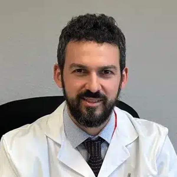 El Dr. Juan Diego Sánchez realiza la valoración del Chequeo Cardiovascular Deportivo, orientada a estudiar la salud del corazón y su respuesta ante el ejercicio físico.
Su experiencia en Cardiología permite evaluar de manera personalizada los posibles factores de riesgo cardiovascular y orientar al paciente antes de iniciar o intensificar la práctica deportiva.
