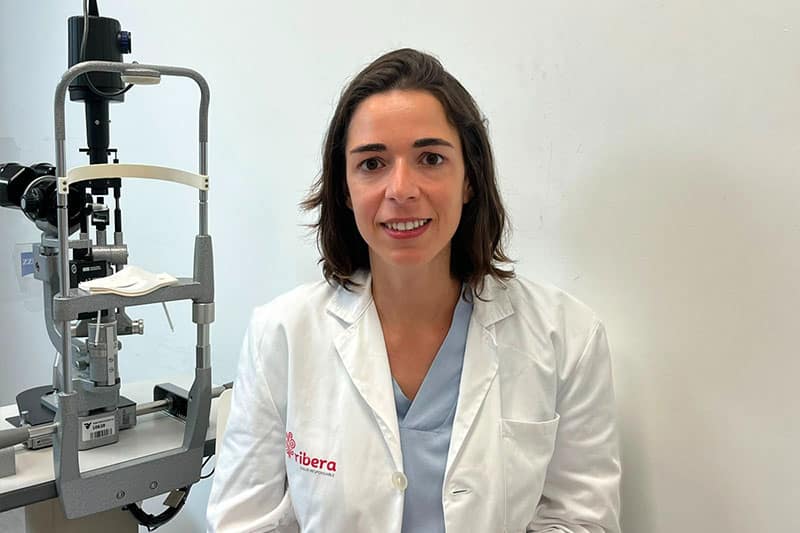 La oftalmóloga del hospital Ribera Povisa, la doctora Sara García Caride