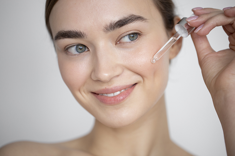 retrato de mujer hermosa con piel clara con suero facial