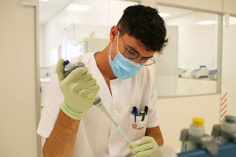 profesional en laboratorio Ribera Lab