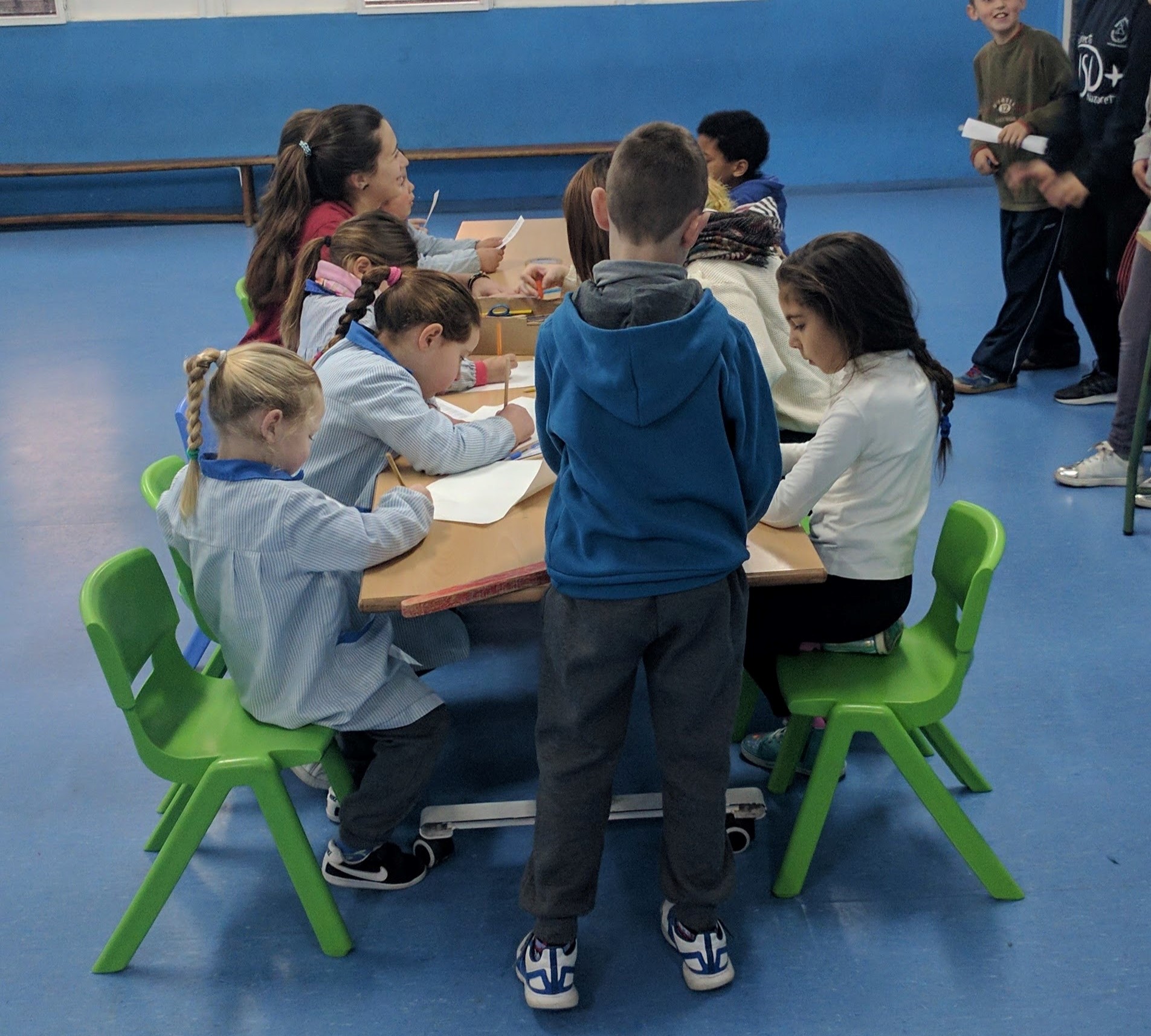 Varios niños en la Escoleta matinal de Nazaret