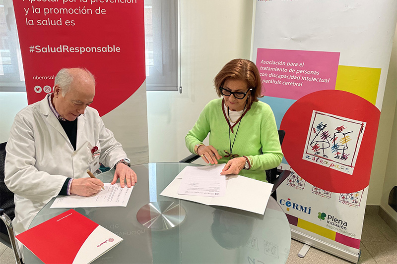 Firma convenio Ribera Hospital de Molina y Astrapace