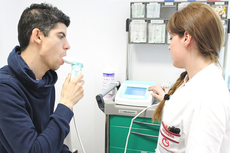 Más de 500 personas al año buscan ayuda en el hospital del Vinalopó para dejar de fumar