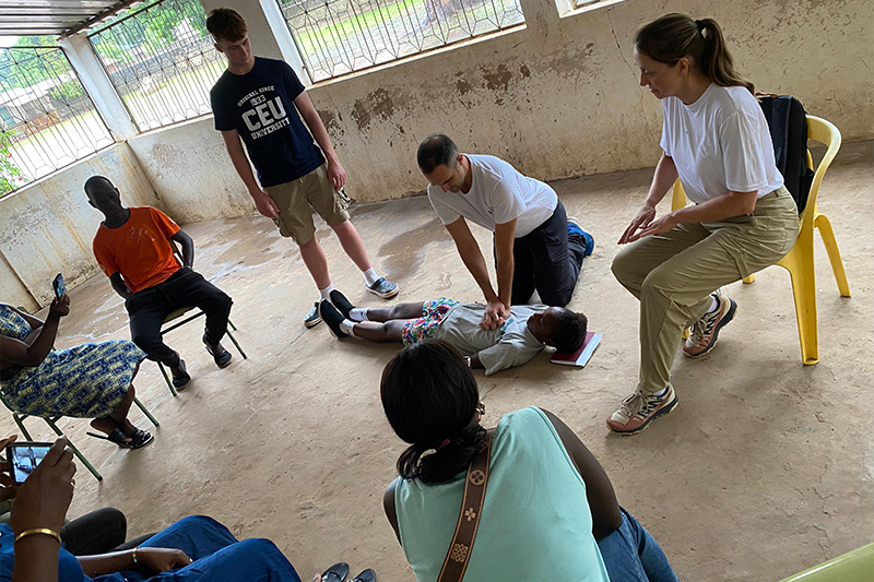 El Hospital Universitario del Vinalopó colabora con el CEU en una misión sanitaria en Senegal