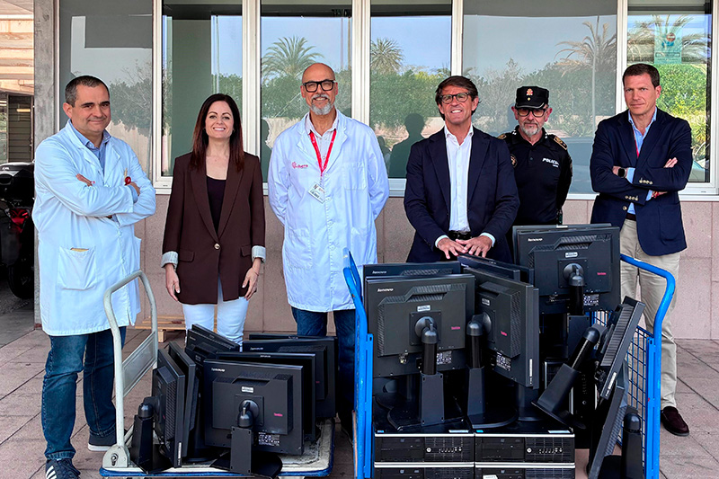 El Hospital Universitario del Vinalopó dona equipos informáticos a Protección Civil de Elche para reforzar sus servicios