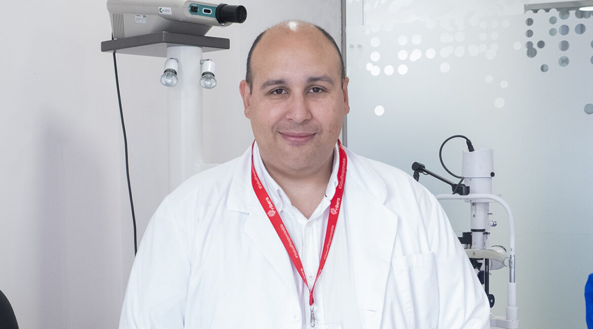 El oftalmólogo Juan Ariel Vallejos García en la clínica.