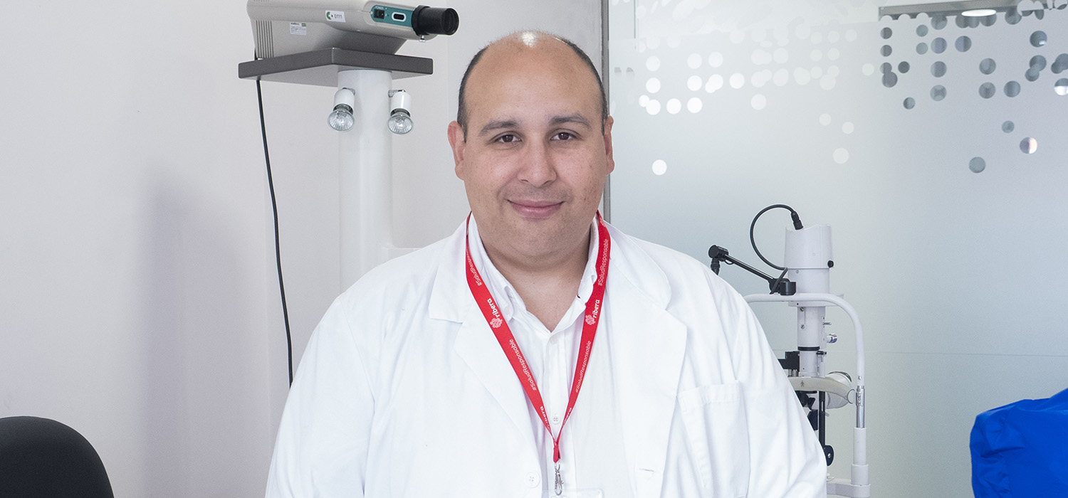 El oftalmólogo Juan Ariel Vallejos García en la clínica.